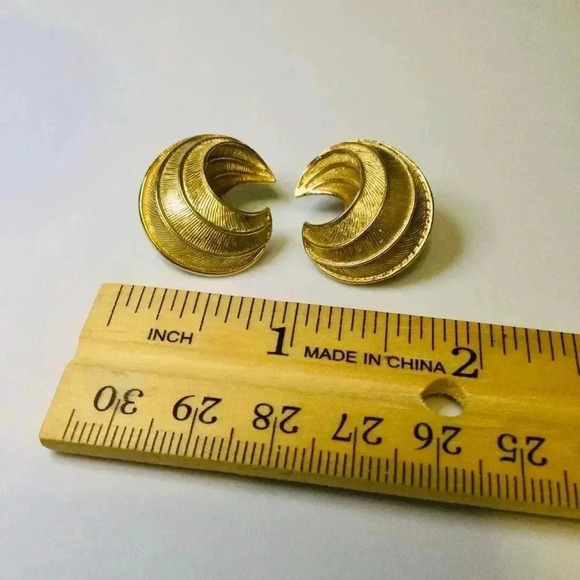 Vtg Crown Trifari Womens Gold-tone Signed Textured Geometric Clip-on Earrings OS - Picture 5 of 7